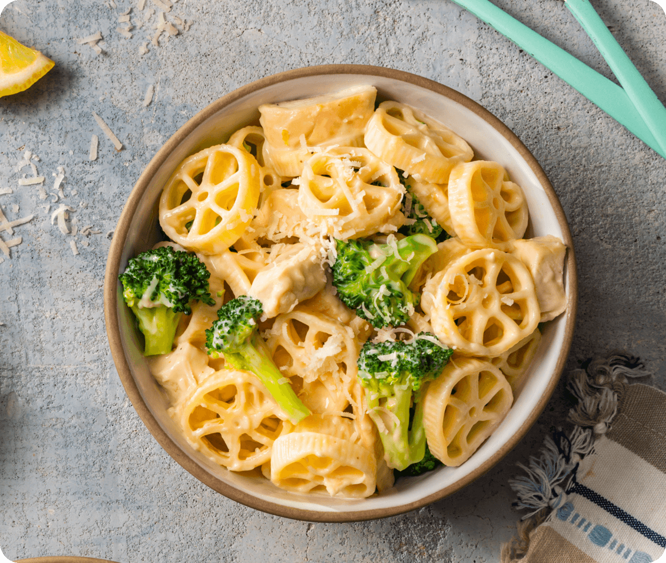 Pasta de pollo al limón Alfredo